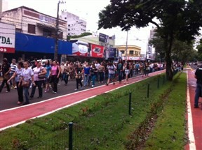 Milhares de manifestantes, que protestam contra medidas do governo do Paraná, caminham em direção à casa da vice-governadora do Estado